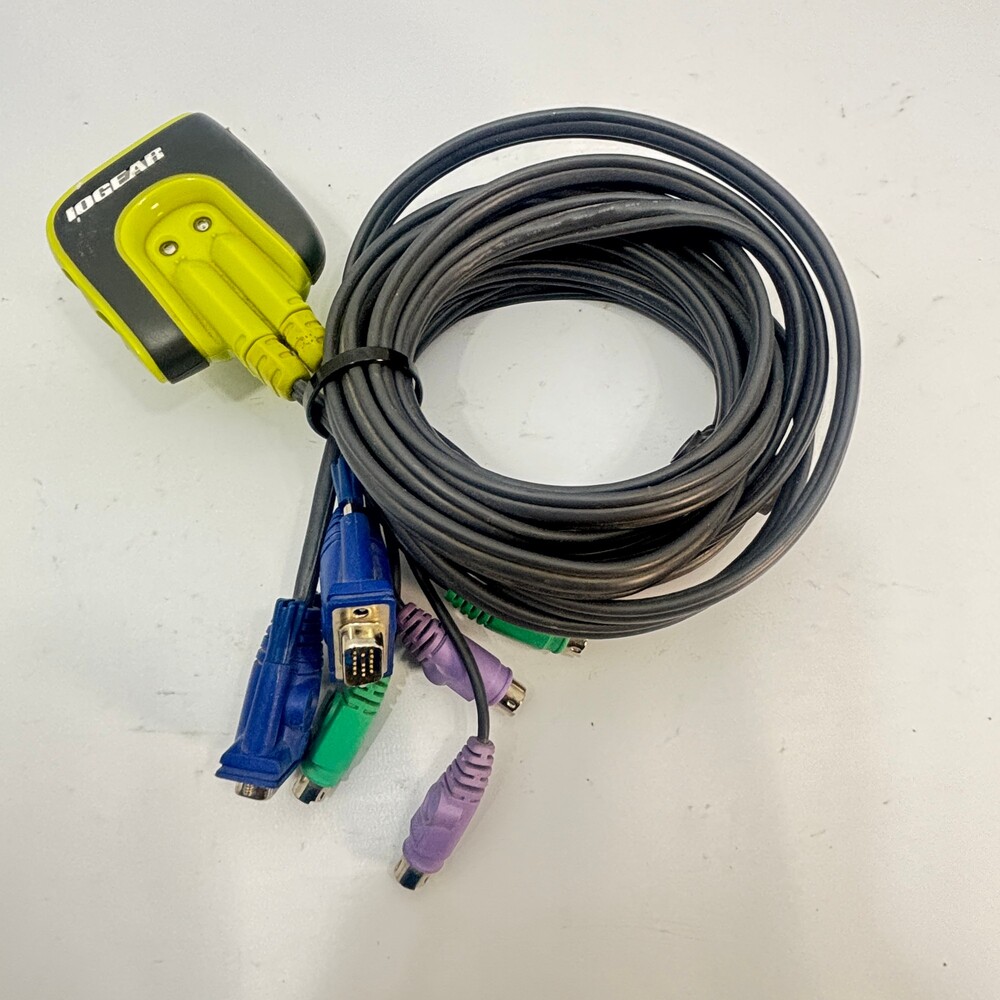 IOGEAR KVM Switch GCS62 VGA PS/2 with integrated 6 foot Cables 2 ports